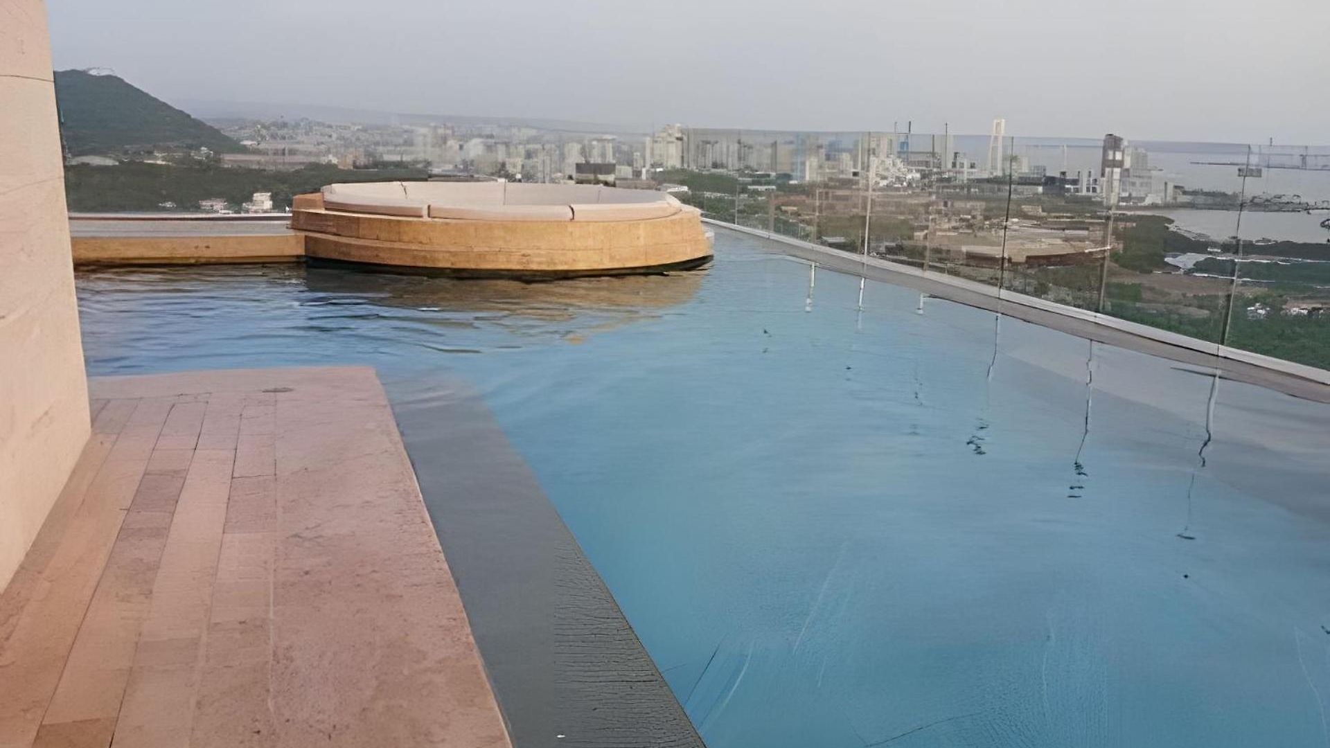 New Gem, 2b, 4 Blocks From Center Amazing Views *