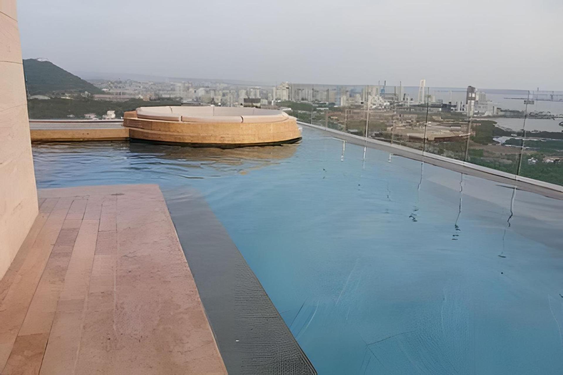 New Gem, 2b, 4 Blocks From Center Amazing Views *