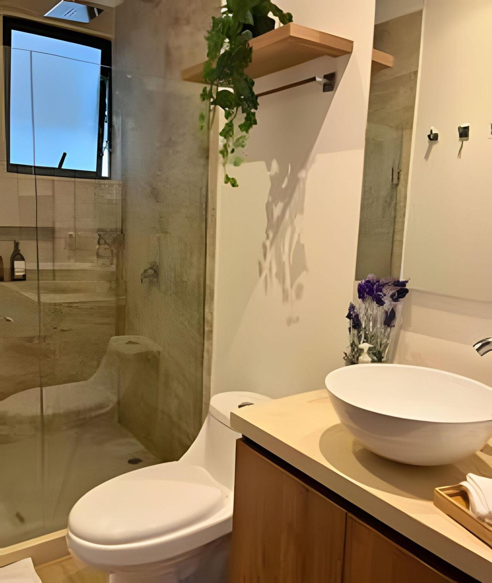 New Gem, 2b, 4 Blocks From Center Amazing Views *